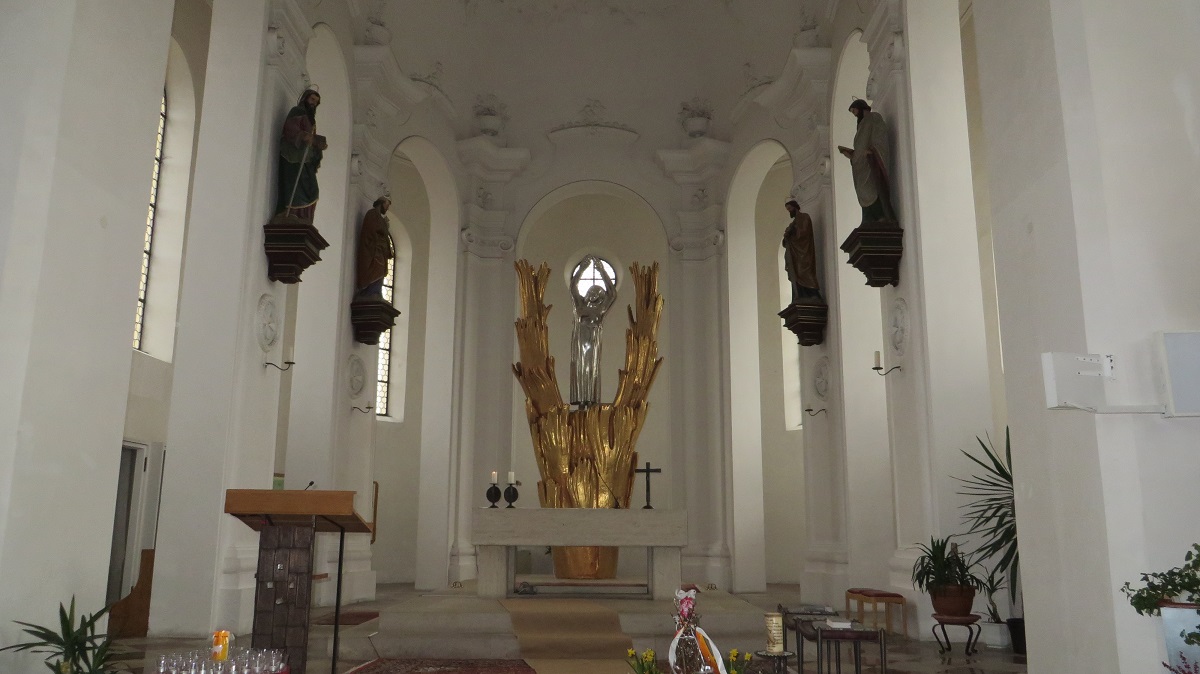 der Altarraum in der Kirche St. Afra im Felde bei Friedberg (Bayern)